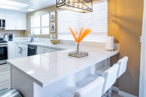 ثلاجة، ميكروويف، فرن، موقد طهي مسطح