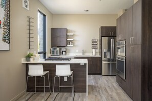 冷蔵庫、電子レンジ、オーブン、コンロ