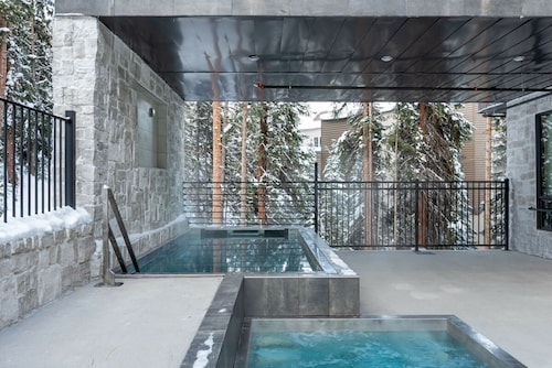 Chill 301 | Modern Design | Close To Slopes | Luxe Condo | Pool + Hot Tub