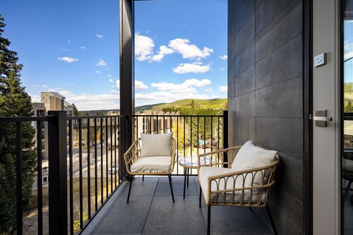 Chill 301 | Modern Design | Close To Slopes | Luxe Condo | Pool + Hot Tub