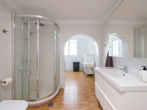 Suihku, hiustenkuivaaja, pyyhkeet