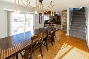 Dining - Rogue Wave - Dog friendly, pool, dock on the bay (Virginia Beach)
