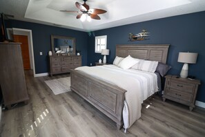 4 bedrooms, desk, iron/ironing board, free WiFi - Spacious home near W. Dearborn St. Heated pool. Minutes away from 2 beaches! (Englewood)