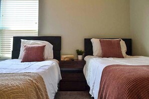 3 habitaciones, tabla de planchar con plancha, wifi y ropa de cama 