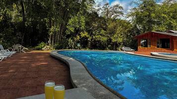 2 kolam renang terbuka