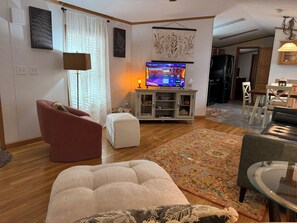 Smart TV, books - Cozy 3 bedroom modern mobile home in charming Moorefield with WiFi  (Moorefield)