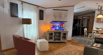 Cozy 3 bedroom modern mobile home in charming Moorefield with WiFi