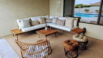 Smart TV, fireplace, table tennis