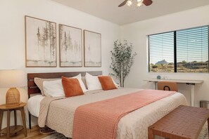 5 habitaciones, escritorio y tabla de planchar con plancha