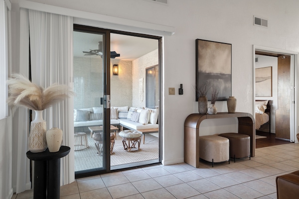 TV connectée, cheminée, table de tennis de table