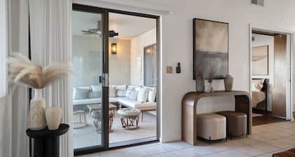 NEW Luxe Heated Pool, Spa w Mountain Views Designer Duplex Villa w 5 King beds