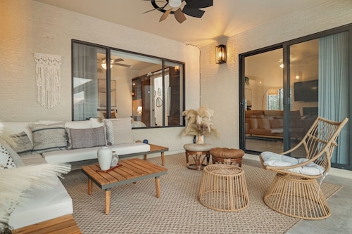 NEW Luxe Heated Pool, Spa w Mountain Views Designer Duplex Villa w 5 King beds