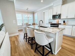 Fridge, microwave, oven, stovetop - Charming 3-bedroom house with WiFi, AC in wonderful Orange Beach (Orange Beach)