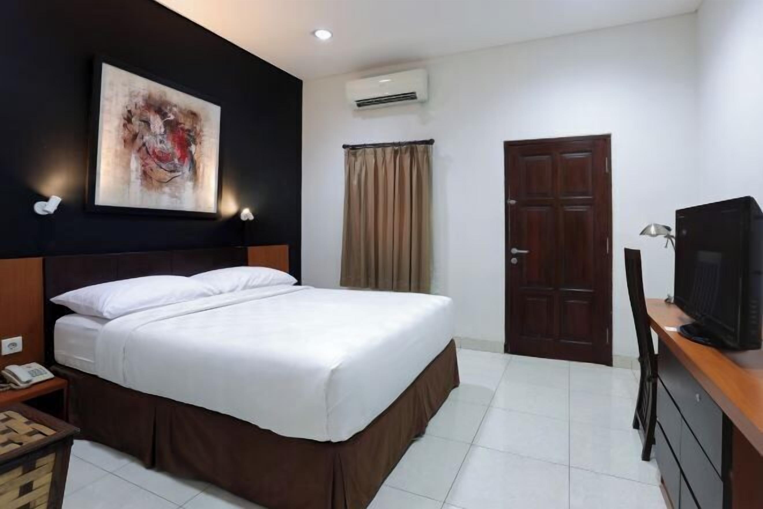Laptop workspace, free WiFi, bed sheets