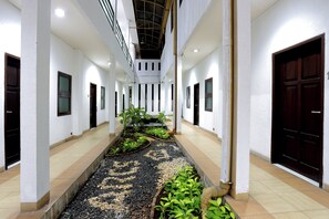 المنشأة من الداخل