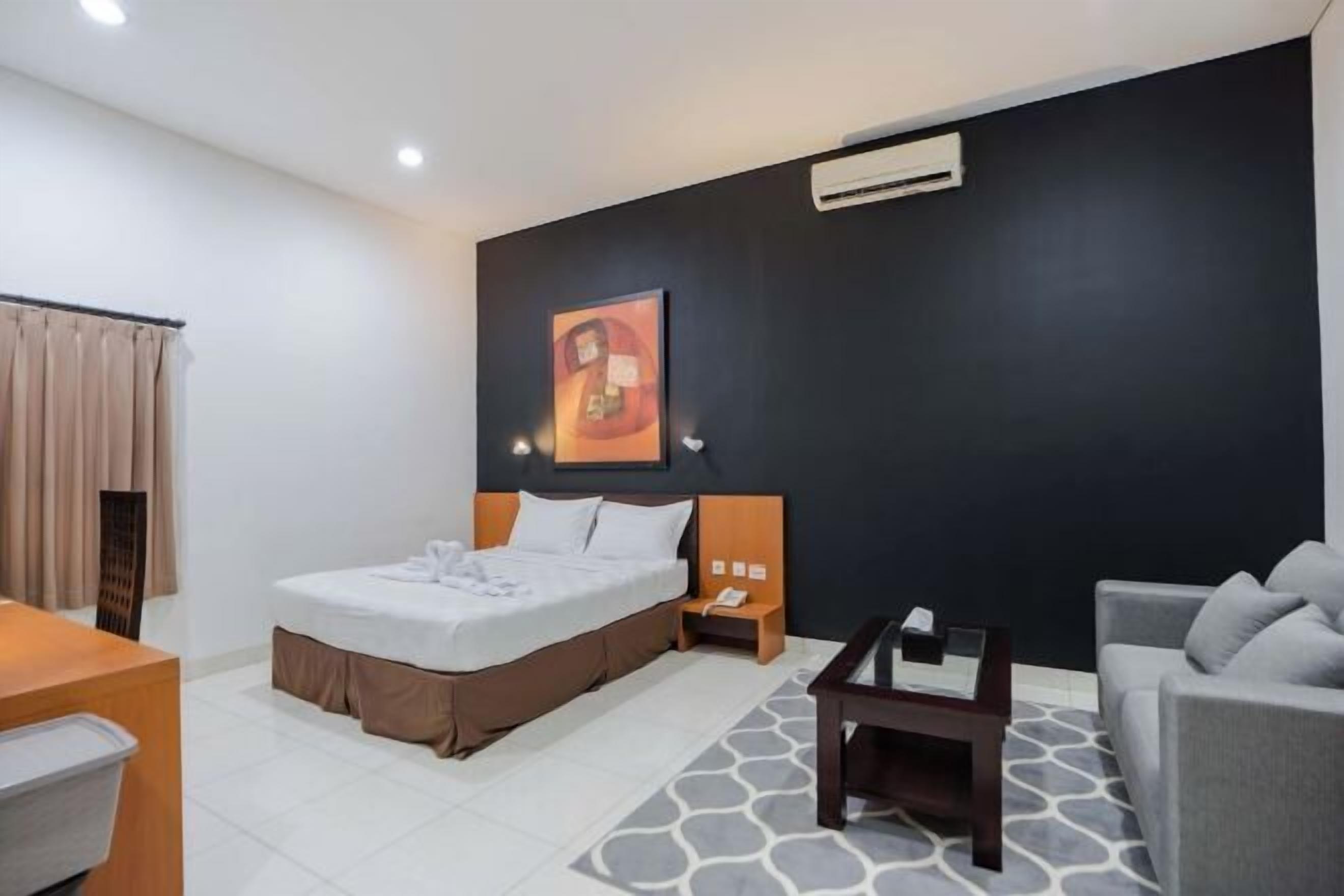 Laptop workspace, free WiFi, bed sheets