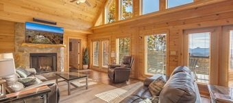 For Your Next Family Reunion: Spacious 6BR Near Skiing & Wineries!