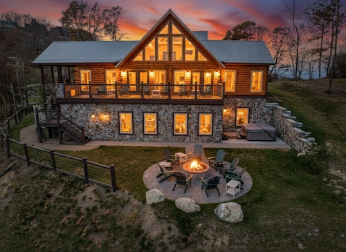 6BR Luxe Lodge • Hot Tub, Pool Table, Mountain Views