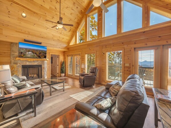 Fernseher, Kamin, Tischfußball, Stereoanlage