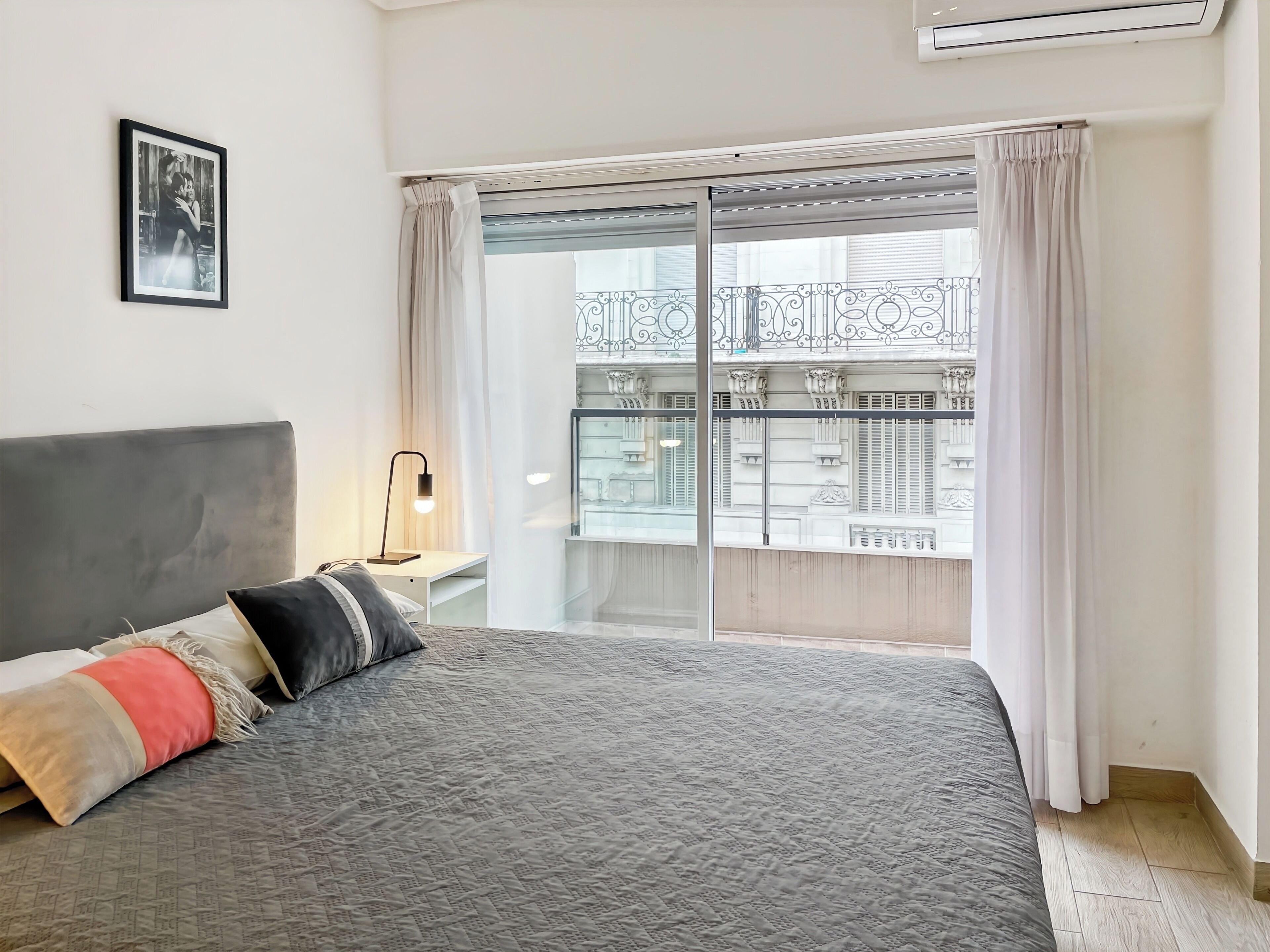 Caja de seguridad en la habitación y decoración personalizada 