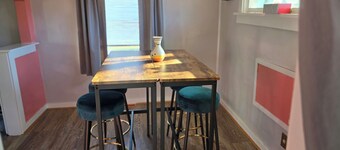 Charming 1-bedroom house the Live Well Nook with WiFi in Cedar Rapids