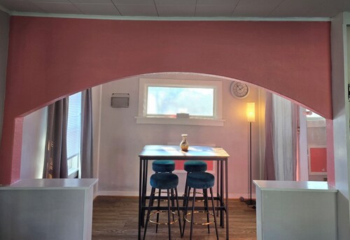 Charming 1-bedroom house the Live Well Nook with WiFi in Cedar Rapids