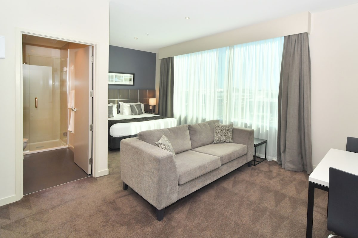 Executive Studio | Desk, blackout drapes, free WiFi, bed sheets