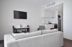 Studio exécutif | Aire de séjour | Téléviseur connecté de 74 cm avec télévision numérique