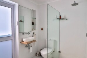 Sèche-cheveux, serviettes fournies, savon, shampoing