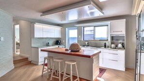 Fridge, microwave, oven, stovetop - Reservoir House | Elegant design | Easy living! (Hermanus)