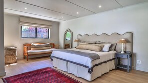 4 bedrooms, desk, iron/ironing board, free WiFi - Reservoir House | Elegant design | Easy living! (Hermanus)