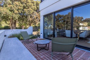 Outdoor dining - Reservoir House | Elegant design | Easy living! (Hermanus)