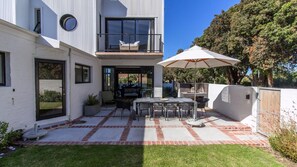Outdoor dining - Reservoir House | Elegant design | Easy living! (Hermanus)