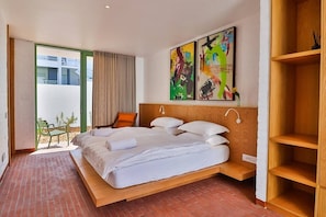5 bedrooms, desk, iron/ironing board, WiFi (free)