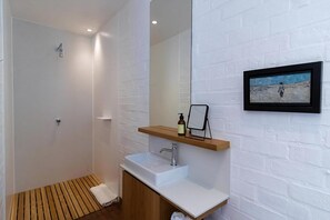 Hair dryer, towels, soap, shampoo - Hyggehus | Designer Holiday Home in Voëlklip (Hermanus)