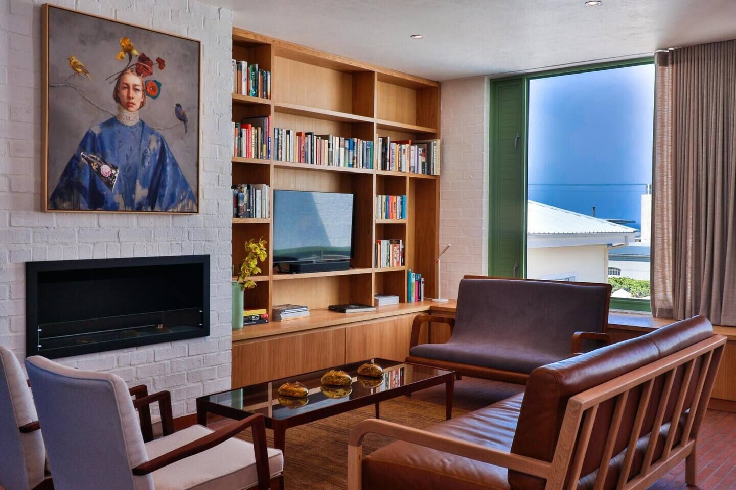 Smart TV, fireplace