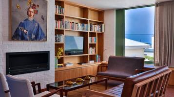 Smart TV, fireplace