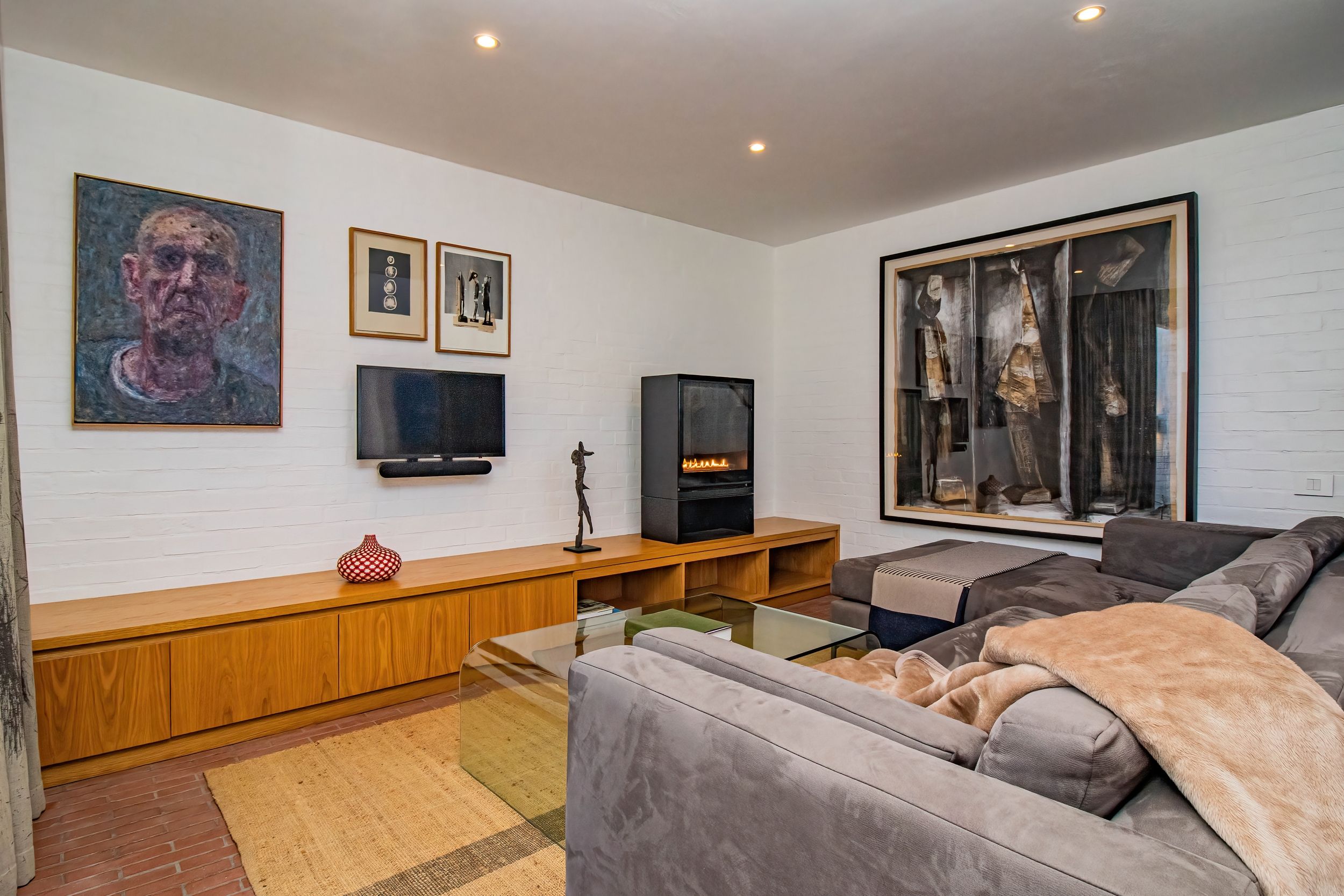 Smart TV, fireplace