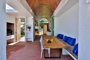 Outdoor dining - Hyggehus | Designer Holiday Home in Voëlklip (Hermanus)