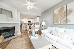 Een smart-tv, een open haard, een tafeltennistafel en boeken