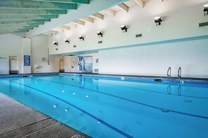 Een binnenzwembad, een verwarmd zwembad