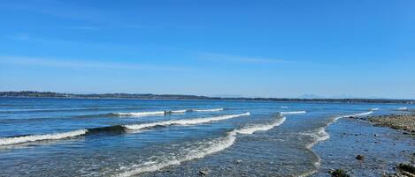 Beach nearby, sun-loungers, beach towels
