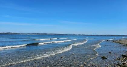 The Beach Retreat-Stylish 2-bedroom view condo in Birch Bay