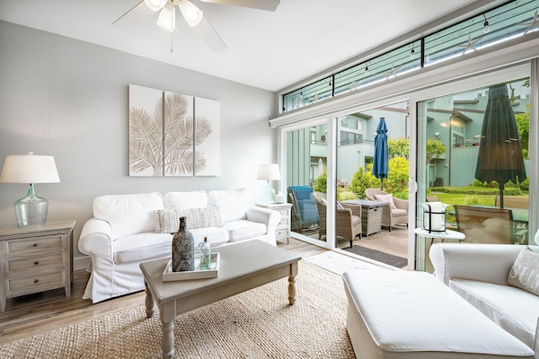 TV connectée, cheminée, table de tennis de table, livres