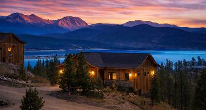 Luxurious Chalet: Epic Views, Hot Tub, K beds, Movie/Game Room, Gym, near RMNP