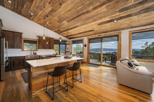 Luxurious Chalet: Epic Views, Hot Tub, K beds, Movie/Game Room, Gym, near RMNP