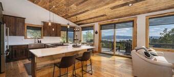 Luxurious Chalet: Epic Views, Hot Tub, K beds, Movie/Game Room, Gym, near RMNP