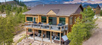 Luxurious Chalet: Epic Views, Hot Tub, K beds, Movie/Game Room, Gym, near RMNP