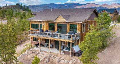 Luxurious Chalet: Epic Views, Hot Tub, K beds, Movie/Game Room, Gym, near RMNP