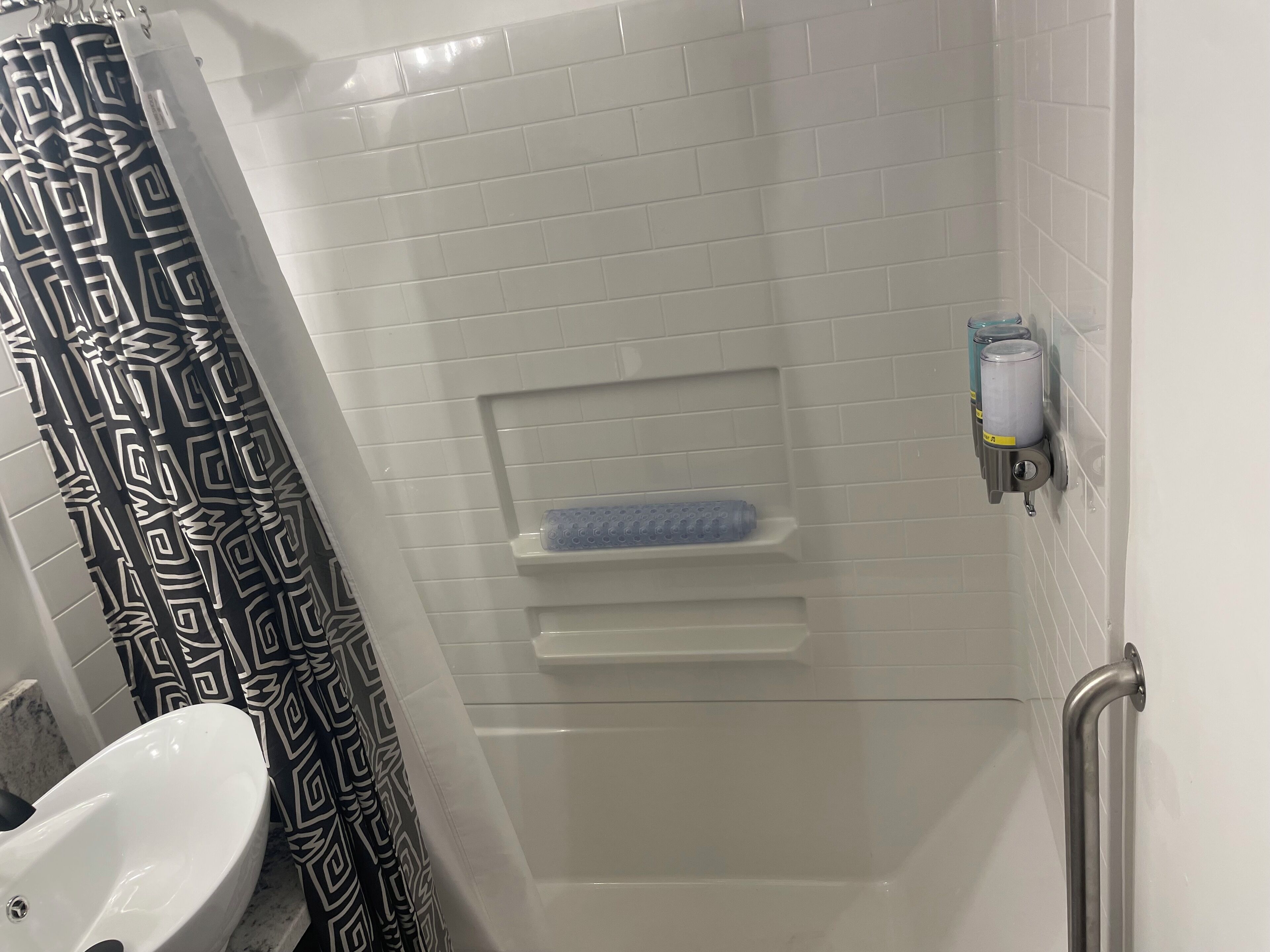 Douche, articles de toilette écologiques, sèche-cheveux